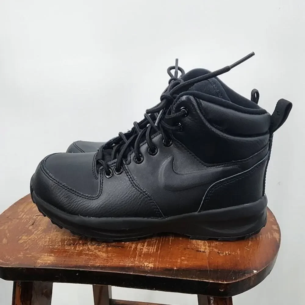 Boy's Nike‎ Manoa Tripple Black Boots Size 4Y